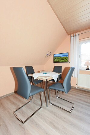 Wohnzimmer mit integriertem Küchenbereich