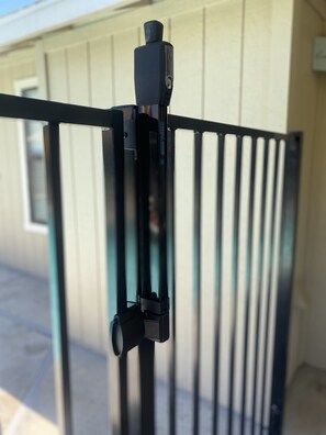 Pool safety latch with self closing gate to keep everyone safe