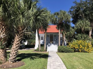 Front of cottage with King St entrance