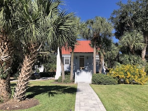 Front of cottage with King St entrance