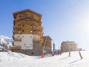 Stugans exteriör [vinter]