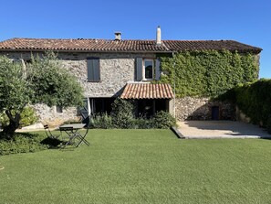 Façade maison avec jeu de boules