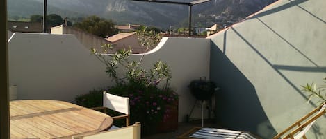 La terrasse avec vue sur les calanques…