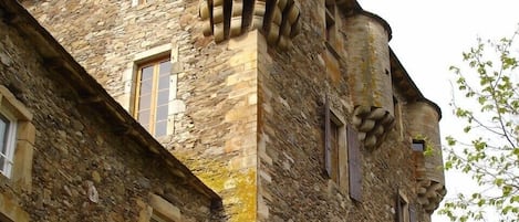 Gîte et château - gîte à gauche - façade nord