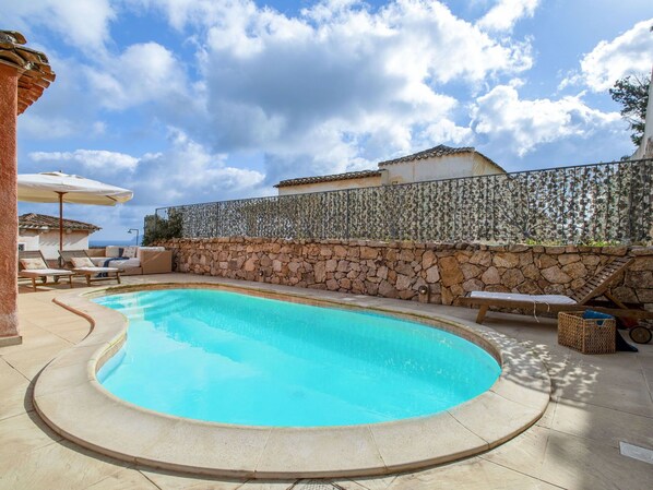 Cloud, Water, Sky, Property, Swimming Pool, Plant, Azure, Leisure, Composite Material, Resort Town