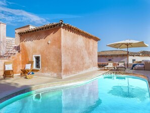 Water, Sky, Property, Swimming Pool, Azure, Blue, Plant, Building, Leisure, Residential Area