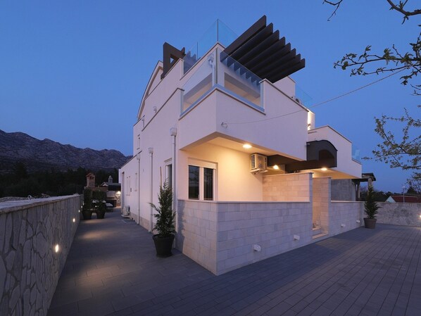 Außenseite Ferienhaus [Sommer]