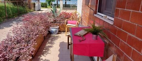 Entrance / patio / lake view