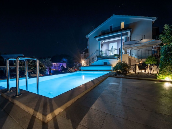 Wasser, Pflanze, Himmel, Schwimmbad, Gebäude, Freizeit, Eigentumswohnung, Eco Hotel, Erholung, Ferienort