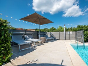 Ciel, Nuage, Plante, Meubles, Bâtiment, L'Eau, Bleu Azur, Chaise, Ombre, Mobilier De Jardin