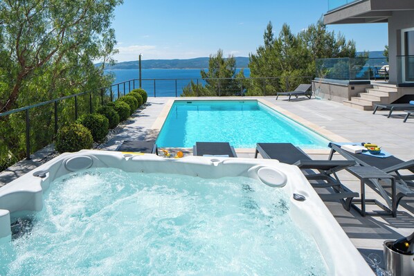Luxury and stylish Villa IPONI with private pool, whirlpool, sauna and gym