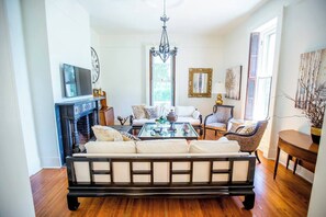 Living Room with TV (cable included)