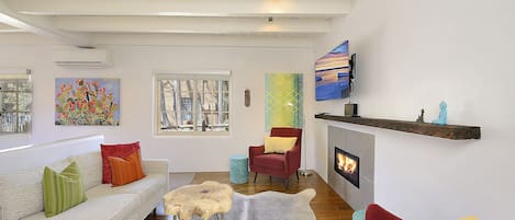 Living room with gas fireplace - HDTV Smart TV