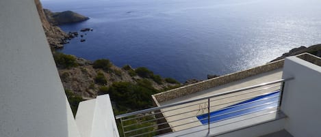 Extraordinaire vue panoramique en surplomb de mer depuis la terrasse.