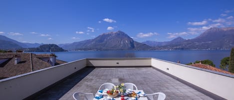 Geräumige Terrasse vom Wohnzimmer aus