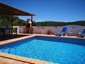 Piscina privada com área de barbecue