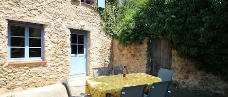 Lou Penequet, the terrace at the time of the rosé ... of Provence of course