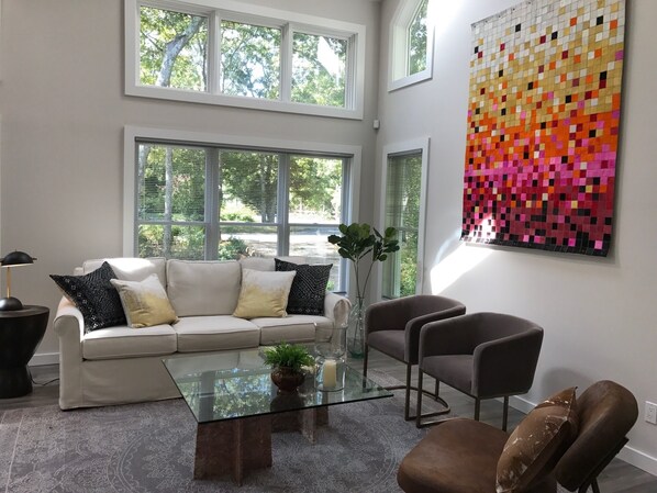 Spacious Livng Room