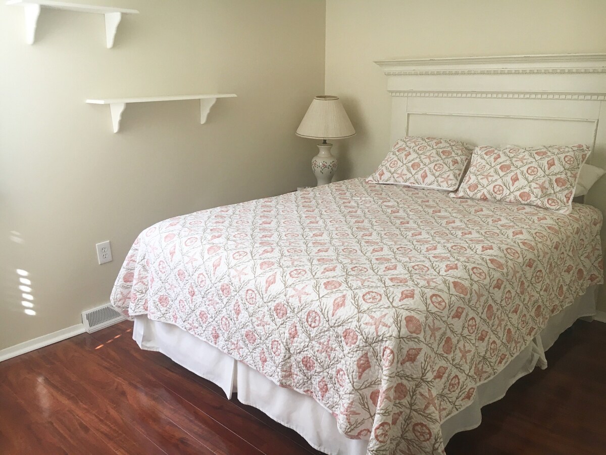 Ocean side 3 Bdrm — 8 to beach — 1st floor, clean, bright & comfortable