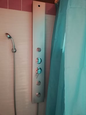 Dusche mit Handbrause