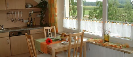 Ferienwohnung Mohnblume mit Panoramablick-Whg Mohnblume, Wohnküche mit Zugang auf Balkon