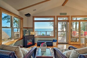 Sitting Area | Sleeper Sofa | Access to Deck