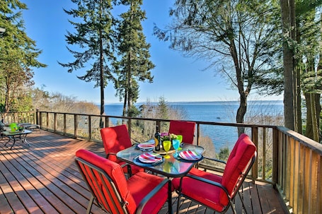 Kingston Vacation Rental | 3BR | 2.5BA | 1,500 Sq Ft | Stairs to Access