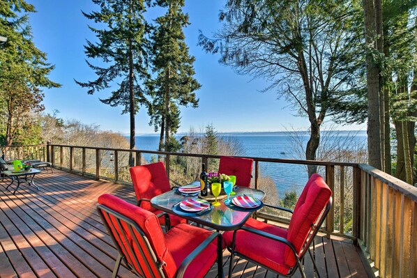 Kingston Vacation Rental | 3BR | 2.5BA | 1,500 Sq Ft | Stairs to Access