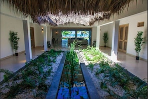 le patio intérieur, desservant les chambres