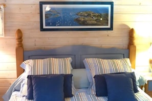 Chambre à l'étage, grand lit, gîte Chausey