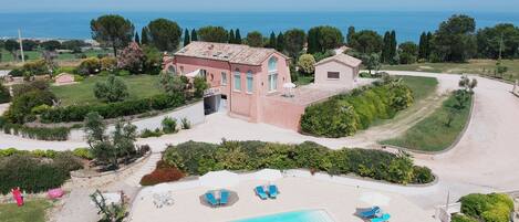 Villa tra mare,piscina e colline marchigiane nel blu dipinto di blu