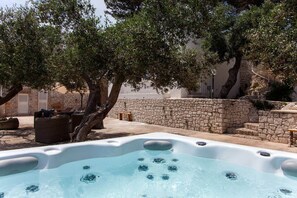 Outdoor spa tub