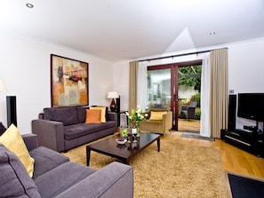 Relaxing living area with sliding doors | Clematis - Woodland Retreat, Wadebridge