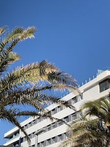 On the beach of Playa de Aro, new air-conditioned apartment, roof terrace, swimming pool