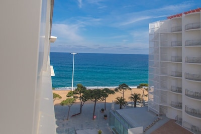 On the beach of Playa de Aro, new air-conditioned apartment, roof terrace, swimming pool