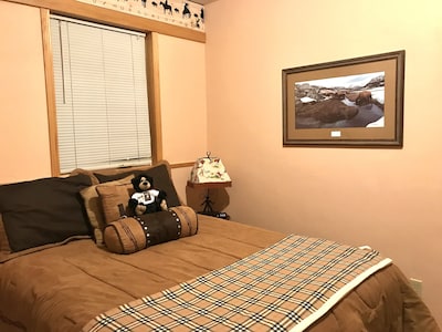 Beautifully designed 3 bedroom apartment next Yellowstone