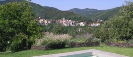 Piscina con panorama di voltaggio