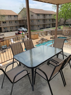 that overlooks the courtyard pool