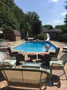 Resortlike home, HOT TUB, GAS FIRE PIT WINTER/BUILT IN HEATED POOL SUMMER