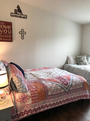 Bedroom Queen with Twin