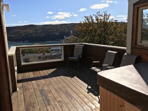 Private Sun Deck &
Outdoor Hot Tub