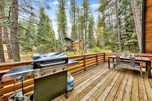 BBQ and outdoor dining area on the back porch for outdoor dining