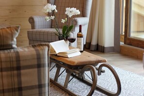 Wohnzimmer mit Sofatisch
