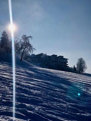 Blick von der Skipiste auf die Almlodge
