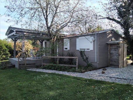 Une vraie maisonnette au milieu d'une propriété de 15Ha et son parc privé fleuri
