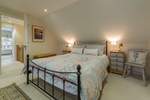 Seahorse Stables, Overstrand: Master bedroom with king-size bed