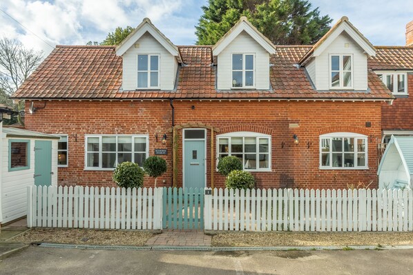 Seahorse Stables, Overstrand: A very pretty semi-detached stable conversion