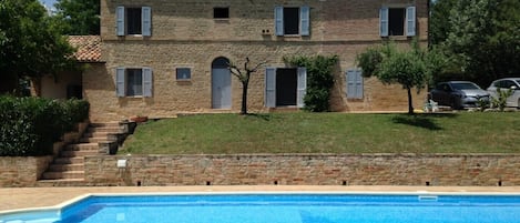 Casa Roberta overlooking the pool