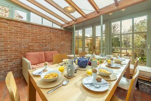 Arch Cottage, Burnham Market: Dining area/ conservatory