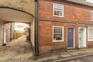 Arch Cottage, Burnham Market: Front elevation